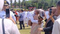 Suasana haru saat praja IPDN yang baru di kukuhkan oleh Wamendagri Akhmad Wiyagus diperbolehkan ketemu orang taunya.