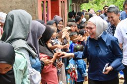 Lola Nelria Oktavia Bangun Fasilitas MCK Layak Untuk Warga