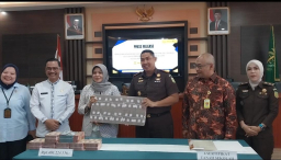 Kejari Sumedang Adi Purnama saat menyerah uang Pada Pemulihan Keuangan Daerah dan Penyelamatan Aset Daerah sebesar Rp1.681.224.336