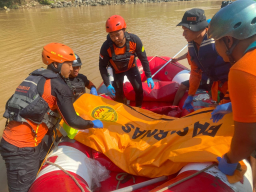 Tim SAR temukan korban tenggelam di sungai Ci mandiri, 500 meter dari lokasi kejadian. ( Jabar Memanggil/ist)