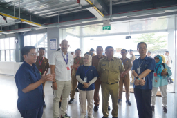 Bupati Garut Abdusy Syakur Amin Bersama Ketua Apindo Garut, Tedy Golsom (Baju Putih) Saat Melakukan Kunjungan Ke PT Changsin. (Jabar Memanggil/ist)