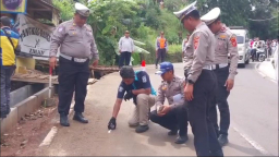 Ditlantas Polda Jabar Olah TKP Kecelakaan Lalu Lintas Menewaskan 4 Orang