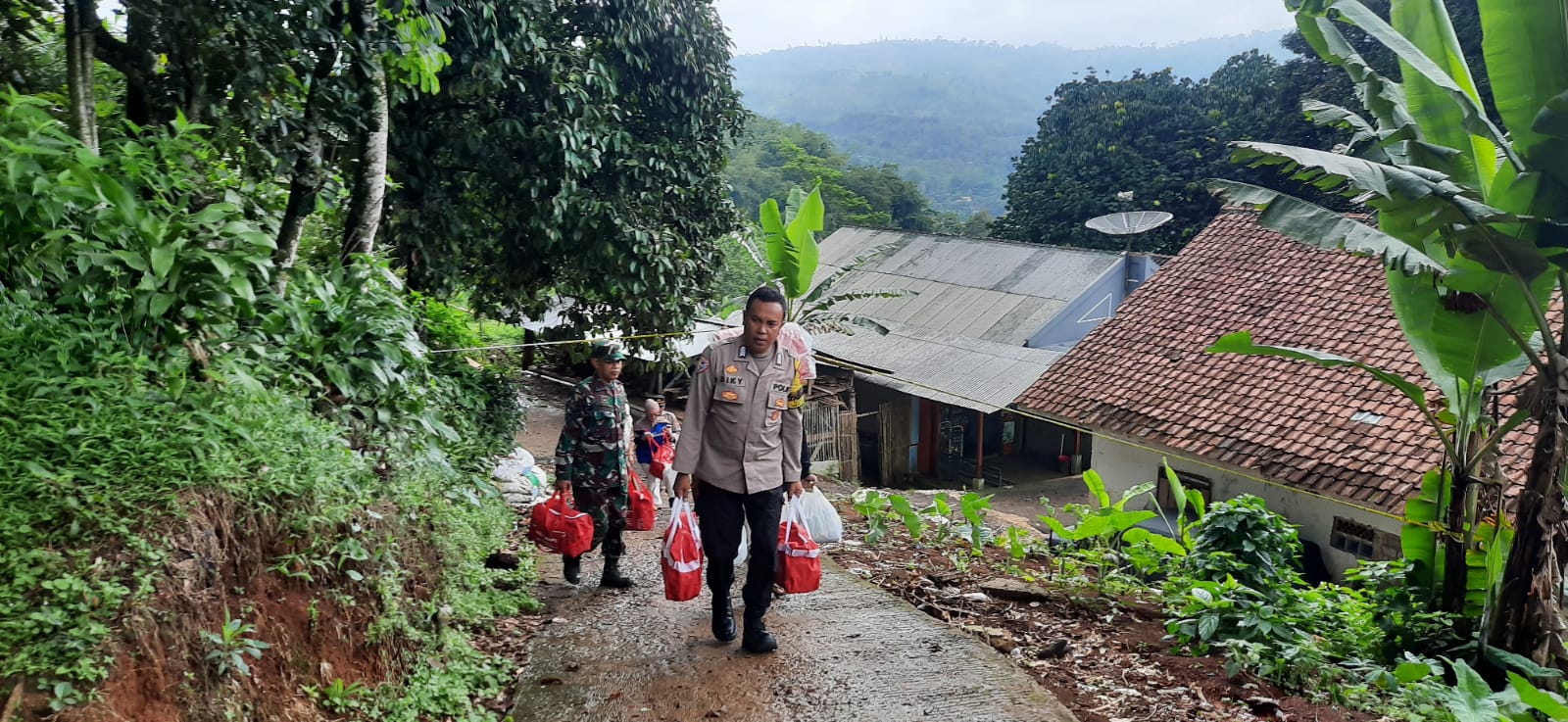 Polsek Cireunghas Sukabumi Kota Salurkan Bantuan Kemensos RI Terjang Jalur Ekstrem