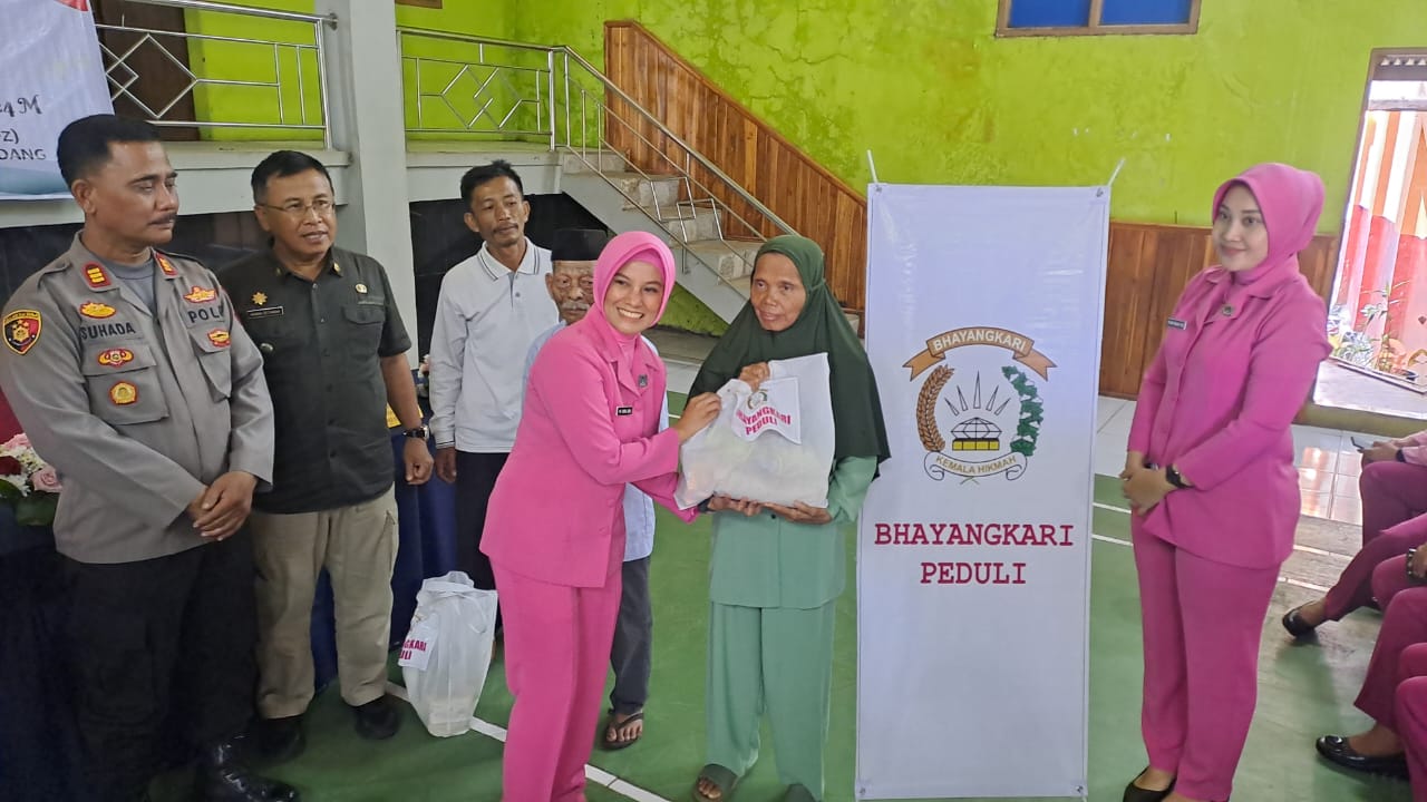Bhayangkari Polres Sumedang Gelar Pasar Gratis Gebyar Ramadhan 1445 H