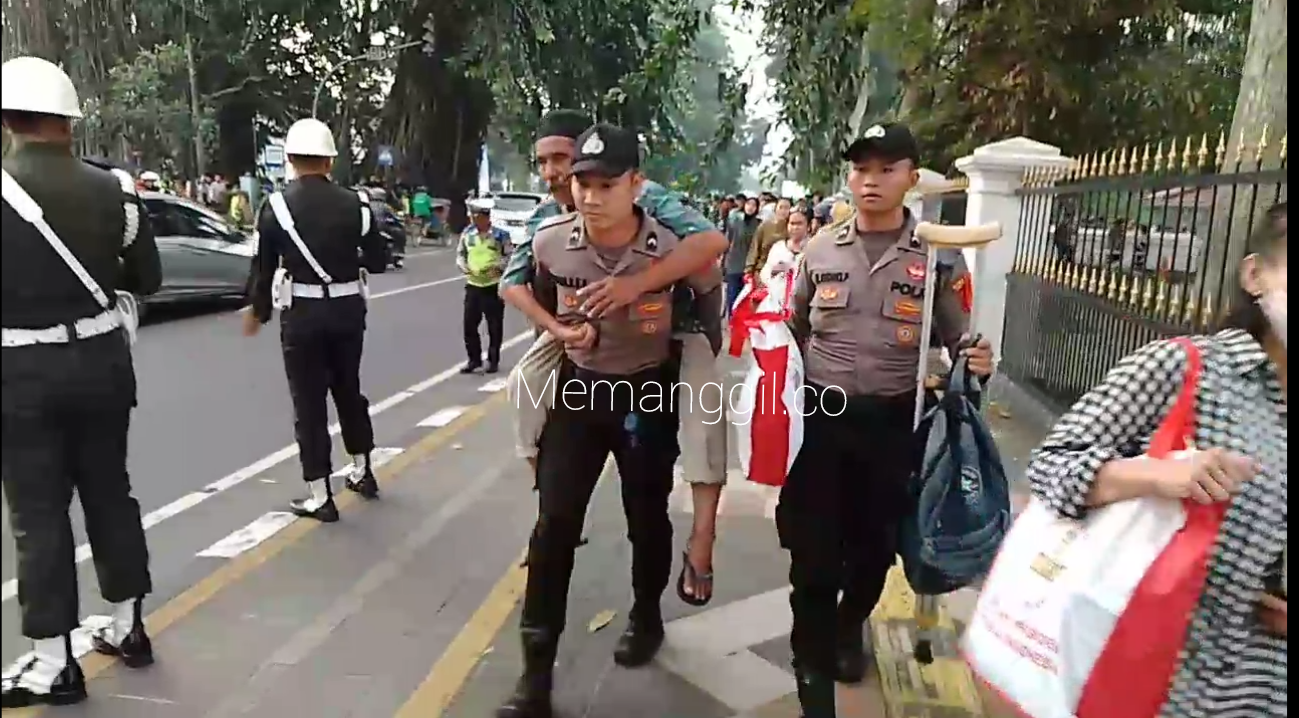 Heroik!!! Polisi Gendong Kakek Saat Antre Sembako yang Didistribusikan oleh Presiden Jokowi