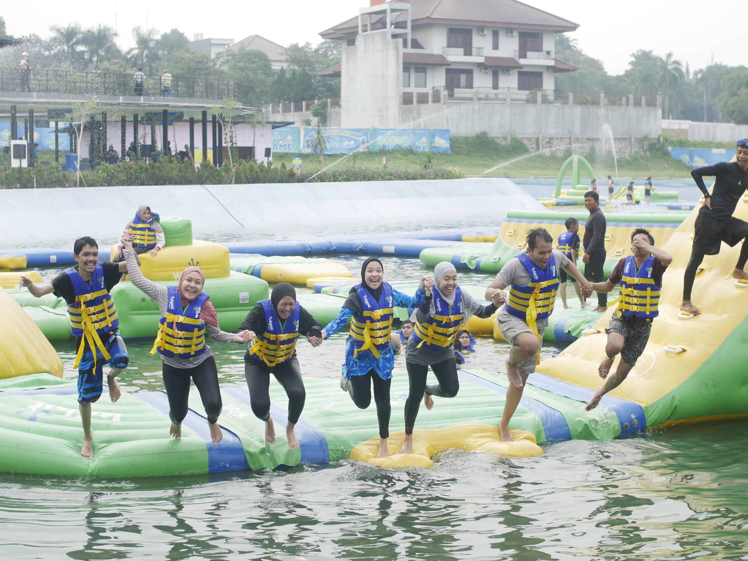 Pertama di Pulau Jawa: Bogor Aquagame, Destinasi Petualangan Seru di Atas Danau