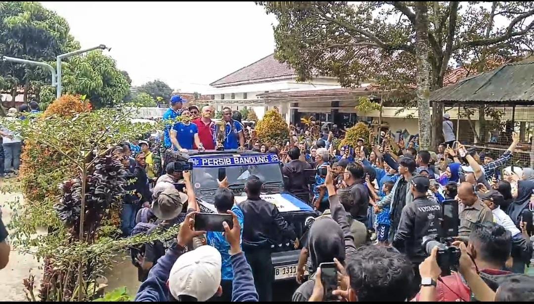 Ribuan Bobotoh Merayakan Kemenangan Persib di Kediaman H. Umuh Muchtar