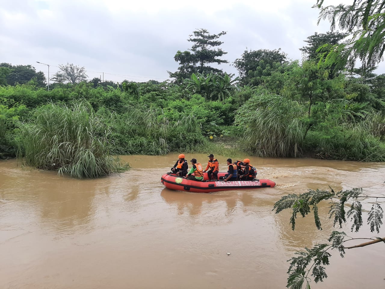 Tim SAR Gabungan Lakukan Upaya Pencarian Korban Diduga Terjatuh ke Sungai