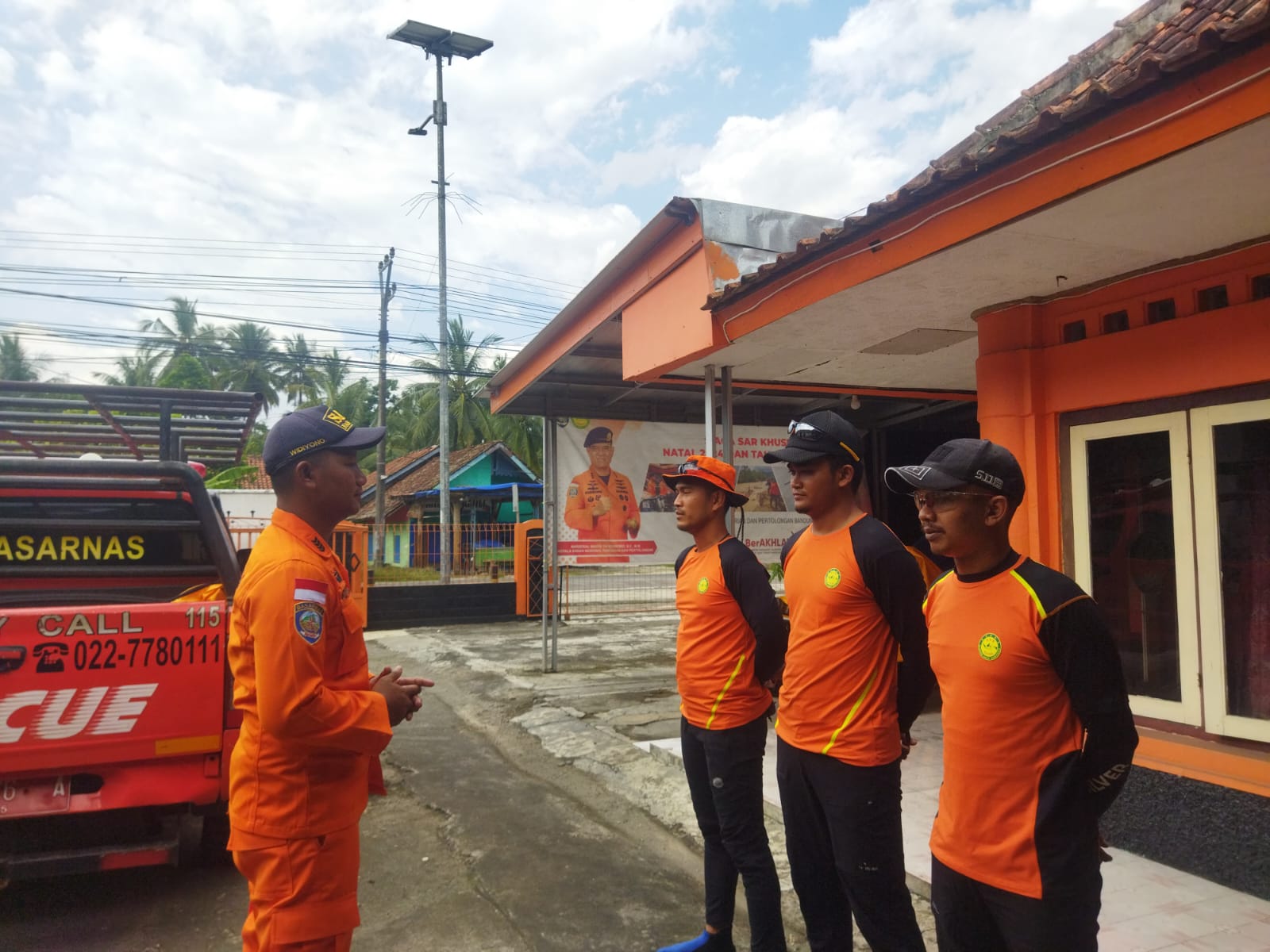 Tim Rescue Pos SAR Pangandaran Melakukan Pencarian Satu Orang Yang Terseret Arus Pantai Madasari
