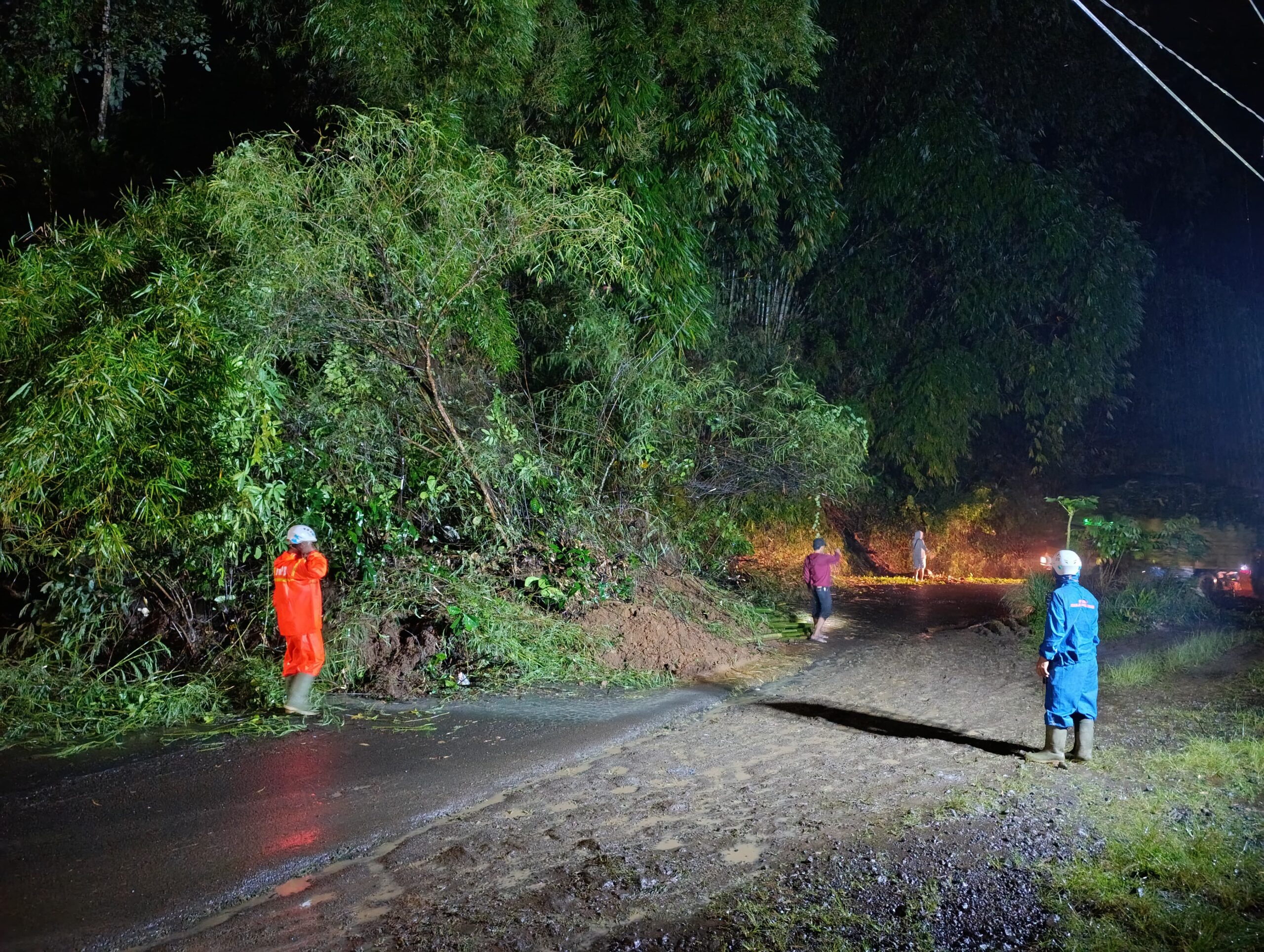 Tebing Setinggi 10 meter Longsor di Sumedang, Akses Jalan Tertutup