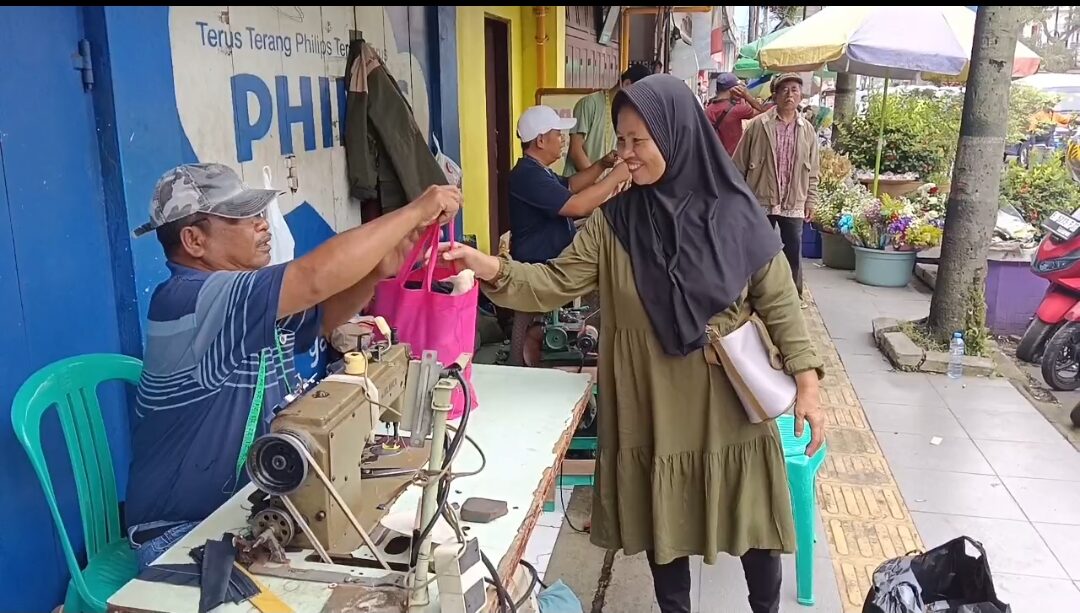 Jelang Lebaran, Penjahit Kaki Lima Ini Banjir Orderan Bahkan Dalam Sehari Bisa Potong 50 Pakaian