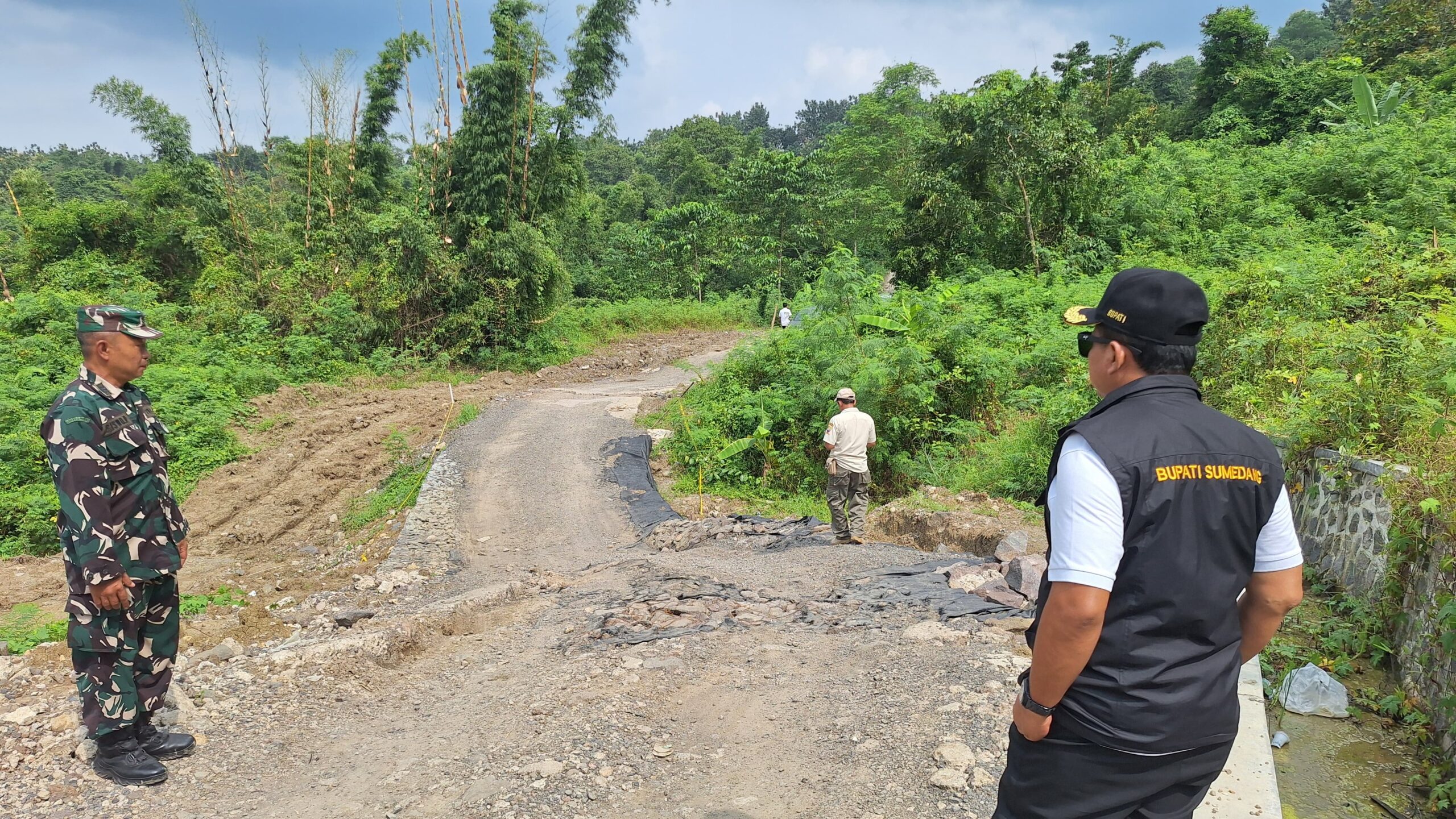 Jalan Kembali Amblas, Bupati Sumedang Secepatnya Lakukan Perbaikan