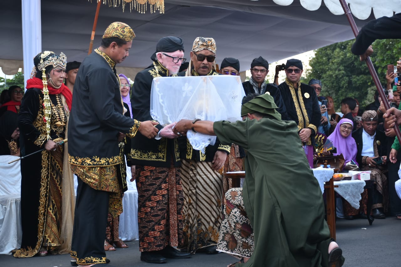 Bupati Sambut Kirab Panji Sumedang Larang dan Mahkota Kemaharajaan Sunda