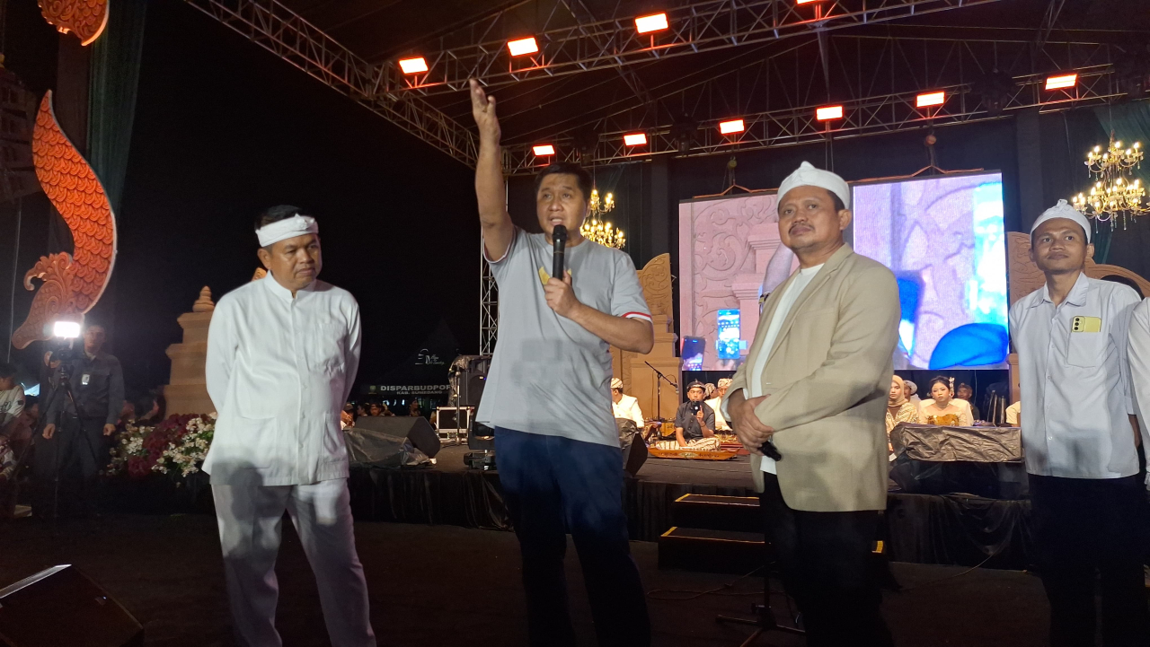 Menteri PKP Maruarar Sirait bersama Gubernur Jabar Dedi Mulyadi dan Bupati Sumedang Dony Ahmad saat acara Nata Awaruga Jagat Medal Gapura Ekosistem Budaya Kasumedangan, Rabu malam (29/10/2025), (foto humas pemda Sumedang)