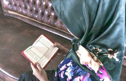 Membaca Alquran di bulan ramadan. (Jateng Memanggil/Ist)