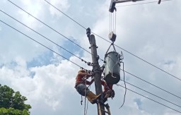 Proses sisip/ tambah trafo daerah yang trafonya sudah overload oleh petugas PLN Rayon Blora. (Jateng Memanggil/Ist)