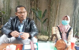 Dokter UH bersama kuasa hukumnya, Sugiyarto saat diwawancarai wartawan di Blora. (Jateng Memanggil/Ist)