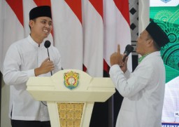 Bupati Kendal, Dico M Ganinduto saat mengucapkan selamat kepada ketua baru JQH Kendal