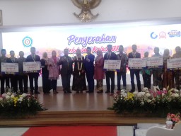 Puluhan siswa SMK Bina Utama Kendal mendapat beasiswa (Roni/Jateng Memanggil)