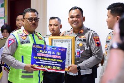 Dirlantas Polda Jateng, Kombes Pol. Agus Suryonugroho (kiri) saat memyerahkan piala penghargaan kepada Kasat Lantas Polres Kendal AKP Rizky Widyo Pratomo (kanan), di aula lantai 2 Ditlantas Polda Jateng, Selasa 09/05/2023. (MEMANGGIL/Ist)