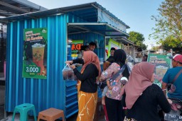 Outlet milik Khafid Rizki, saat di kerumuni pembeli, di Kaliayu, Cepiring, Kendal, Rabu 10/05/2023 petang. (Roni/Jateng Memanggil)