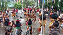 Para Bacaleg dari DPD PDI Perjuangan Kendal, mau menyerahkan berkas pendaftaran Bacalegnya, dengan diiringi pementasan kesenian budaya Barongan, di halaman KPU Kendal, Kamis 11/05/2023 petang. (Roni/Jateng Memanggil)