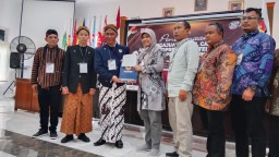 Ketua DPD Partai Nasdem Kendal, saat menyerahkan berkas pendaftaran Bacaleg kepada Ketua KPU Kendal, Heavy Indah Oktaria, di KPU Kendal, Kamis 11/05/2023 petang. (Roni/Jateng Memanggil)