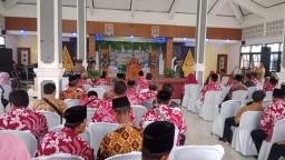 Anggota Paguyupan Kades Bahurekso Kendal, saat mengikuti acara Halalbihalal, di aula Kecamatan Kaliwungu, Kendal, Kamis 11/05/2023. (Roni/Jateng Memanggil)