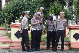 Kasat Lantas Polres kendal AKP Rizky Widyo Pratomo, bersama jajarannya, saat menjalankan tugas di Jl Pemuda Kendal, Kamis 11/05/2023. (Jateng Memanggil/Ist)