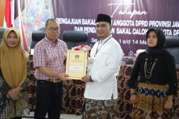 Gus Taj Yasin, saat mendaftar diri sebagai Balon DPD RI, di KPU Jateng, Kamis 11/05/2023 (Jateng Memanggil/Ist)