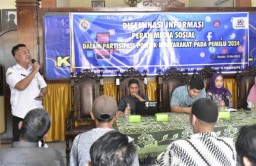 Kepala Bidang IKP pada Diskominfo Kendal, Ahmad Syarul Falah, saat memberikan sambutan dalam kegiatan Diseminasi Informasi Tahun 2023, yang dilaksanakan, di aula Kelurahan Sukodono, Kendal, Jumat 12/05/2023. (Roni/Jateng Memanggil)

