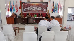 Ketua KPU Kendal, Hevy Indah Oktaria, saat menunggu Parpol mendaftar atau mengirim berkas pendaftaran Bacalegnya di, KPU Kendal, Sabtu 13/05/2023. (Roni/Jateng Memanggil)