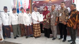 Ketua DPD PKB Kendal, Muhammad Makmun, saat menyerahkan berkas pemdaftaran Bacaleg anggota DPRD Kendal, di KPU Kendal, Sabtu 13/05/2023 petang. (Roni/Jateng Memanggil)