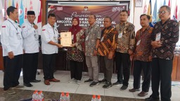 Sekretaris DPC PBB Kendal, Muhammad Jazuli menyerahkan berkas pendaftaran Bacaleg, di KPU Kendal, Sabtu 13/05/2023 petang. (Roni/Jateng Memanggil)