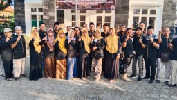 Jajaran pengurus DPC Ummat Kendal, usai mendaftarkan Bacalegnya di KPU Kendal, Sabtu 14/05/2023. (Roni/Jateng Memanggil)
