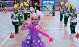 Para siswi dari salah satu sekolah TK di Kendal, saat memainkan drumband dalam lomba Drumband Bupati Cup Open 2023, di Gor Bahurekso Kendal, Senin (15/05/2023). (Jateng Memanggil/Ist)