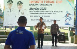 Bupati Kendal, Dico M Ganinduto, saar membuka lomba Tripartit Futsal Cup Kabupaten Kendal tahun 2023, di lapangan futsal Tirto Arum Kendal, Selasa 16/05/2023. (Roni/Jateng Memanggil)