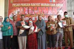 Wali kota Semarang, Hevearita Gunaryanti Rahayu menggelar program Pak Rahman di Gereja Isa Al Masih, Tanggungrejo RW 5, Kelurahan Tambakrejo, Kecamatan Gayamsari