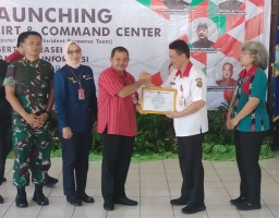 Penyerahan sertifikat CSIRT oleh Direktur Keamanan Siber dan Sandi Pemerintah Daerah Badan Siber dan Sandi Negara (BSSN) kepada Bupati Semarang, di pendapa rumah dinas bupati setempat.