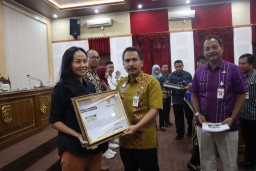 Sekda Jepara Edy Sujatmiko menyerahkan sertifikat hasil pengukuran tersebut kepada manajemen kelima perusahaan, di Gedung Shima Jepara.