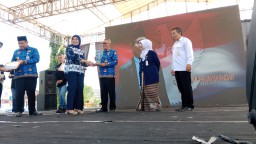 Kepala BPSDM dan PMDDTT, Prof. Dr. Luthfiyah, saat memberikan penghargaan kepada Kades Jungsemi Kangkung, Dasuki, dalam acara silaturahmi dan refleksi PDL Jateng, di Stadion Utama Kendal, Rabu 16/05/2023. (Roni/Jateng Memanggil)