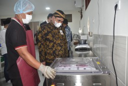 Keterangan: Wagub Jateng, Taj Yasin, saat meninjau salah satu unit RPH yang ada di Jateng, Rabu 17/05/2023. (Jateng Memanggil/Ist)