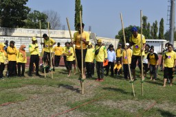 Peserta lomba Egrang lagi berlari merebutkan juara satu, di Stadion Kendal, Kamis 18/05/2023. (Roni/Jateng Memanggil)
