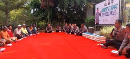 Keterangan: Kasat Lantas Polres Kendal, AKP Rizky Widyo Pratomo, saat memberikan himbauan kepada warga dalam kegiatan "Jumat Curhat" di Taman Krolofil Kendal, Jumat 19/05/2023. (Jateng Memanggil/Ist)