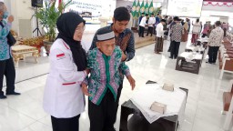 Keterangan: CJH asal Kalin Tumpang, Patean, Dudi (97) saat dipapah petugas TPHD Kendal, saat acara pelepasan CJH di Kendal, di Pendopo Kendal, Jumat 19/05/2023. (Roni/Jateng Memanggil)