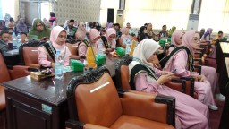 Keterangan: Wisudawati MBS SMA Muhammadiyah I Weleri, angkatan IV saat mempersiapkan diri untuk di wisuda, di ruang Paripurna DPRD Kendal, Sabtu 20/05/2023. (Roni/Jateng Memanggil)