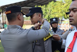 Keterangan: Kapolres Kendal, AKBP Jamal Alam, saat menyerahkan perlengkapan perorangan lapangan (Kaporlap) kepada salah seorang Bhabinkamtibmas dari jajaran Polres Kendal, di halaman Mapolres Kendal, Senin 22/05/2023. (Jateng Memanggil/Ist)
