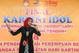 Membawakan tembang Sang Dewi milik Diva Indonesia Titi DJ, Alma Zain menjuarai Kartini Idol 2023.