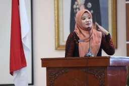 Peluncuran Caping Gayeng, dilakukan Wakil Ketua I Tim Penggerak PKK Provinsi Jawa Tengah, Nawal Arafah Yasin. Kegiatan ini bertepatan dengan Pelatihan Pola Asuh Anak dan Remaja bagi Tim Penggerak PKK Kabupaten/Kota se-Jawa Tengah, di Monumen PKK Ungaran.