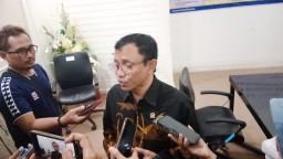 Keterangan: Anggota DPR RI Komisi IX dari Fraksi PDI P, Rahmad Handoyo, usai melaksanakan Kunker spesifik di Pemkab Kendal, yang dilaksanakan di ruang Ngesti Widi, Rabu 24/05/2023. (Roni/Jateng)
